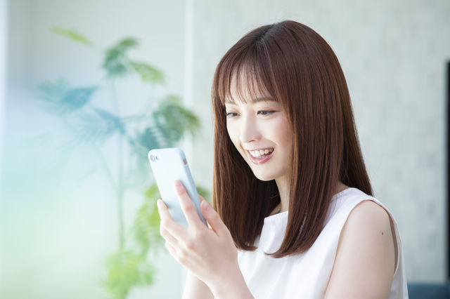 スマホで問い合わせる女性